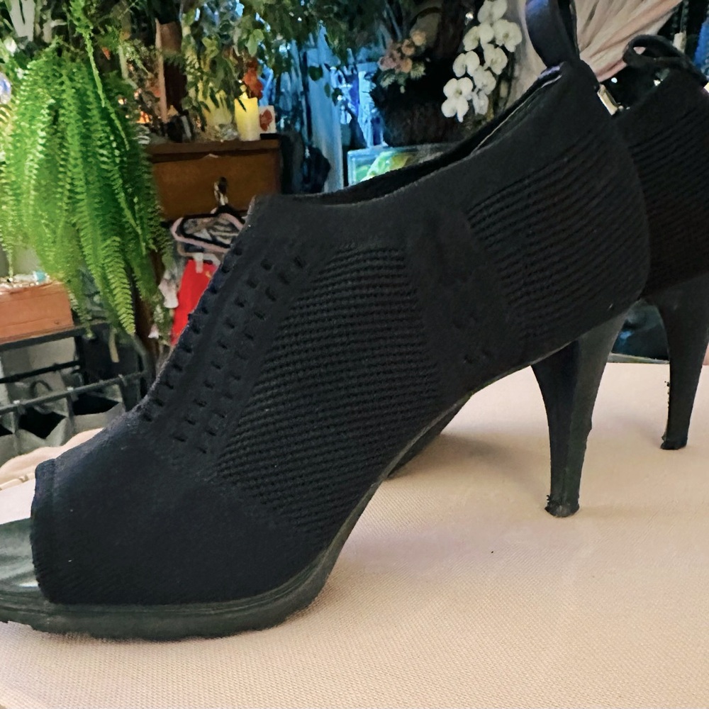 Calvin Klein Massey Stretch Knit Peeptoe Shooties in Size 8